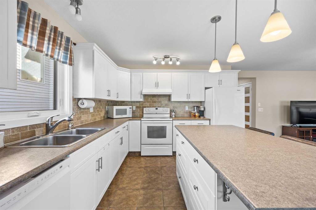 142 Sierra Nevada Green Sw, Calgary, AB - Indoor Photo Showing Kitchen With Double Sink