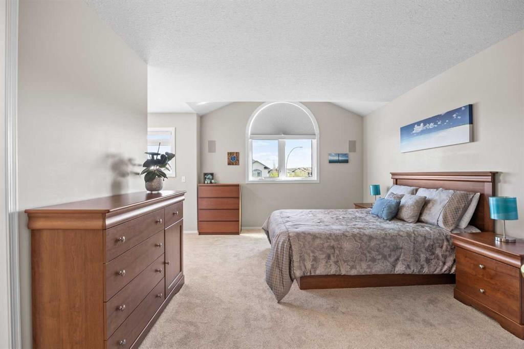 142 Sierra Nevada Green Sw, Calgary, AB - Indoor Photo Showing Bedroom