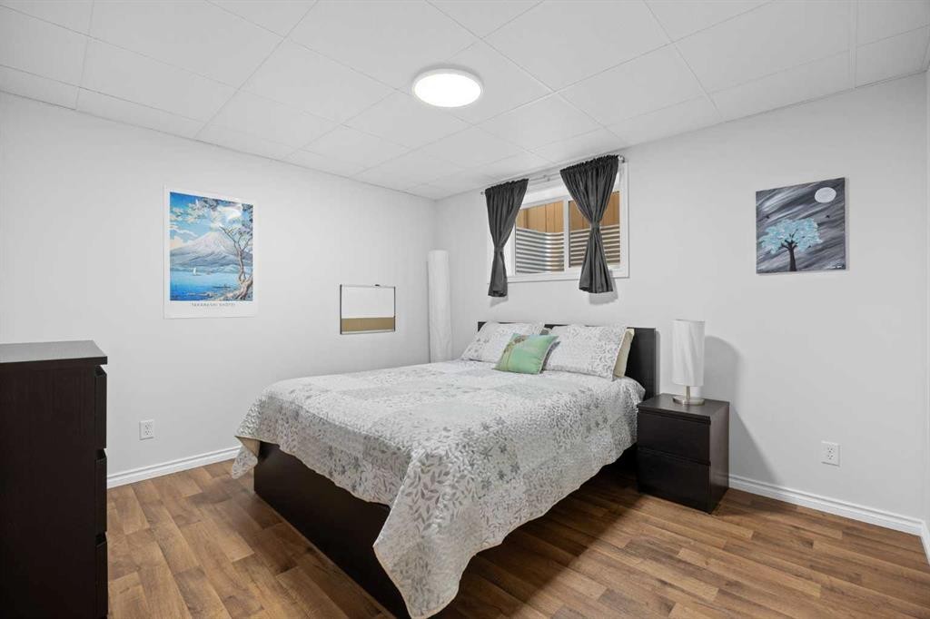142 Sierra Nevada Green Sw, Calgary, AB - Indoor Photo Showing Bedroom