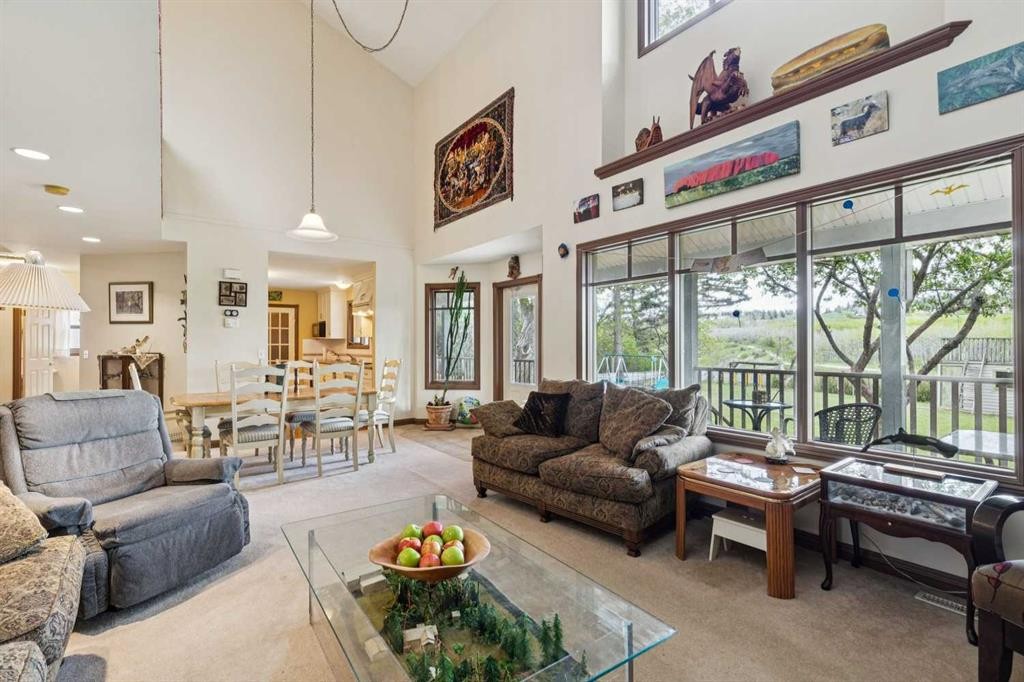 361 Wildwood Drive Sw, Calgary, AB - Indoor Photo Showing Living Room