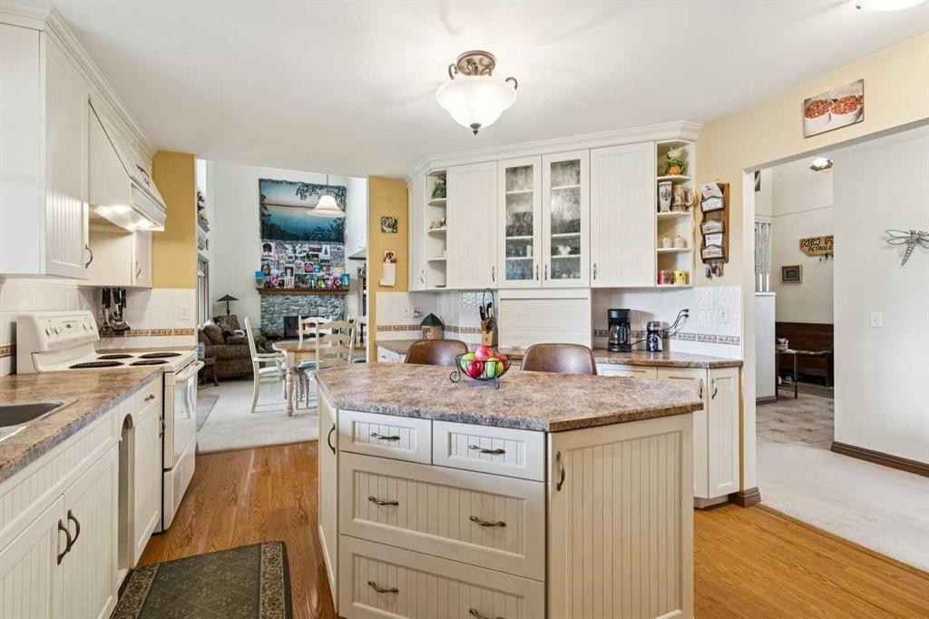 361 Wildwood Drive Sw, Calgary, AB - Indoor Photo Showing Kitchen
