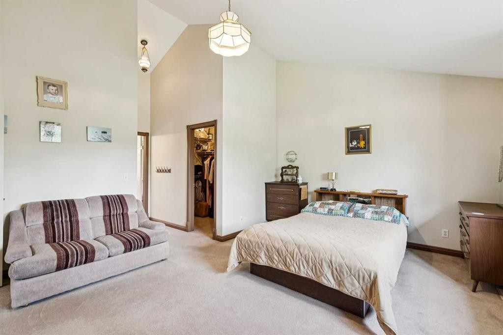 361 Wildwood Drive Sw, Calgary, AB - Indoor Photo Showing Bedroom