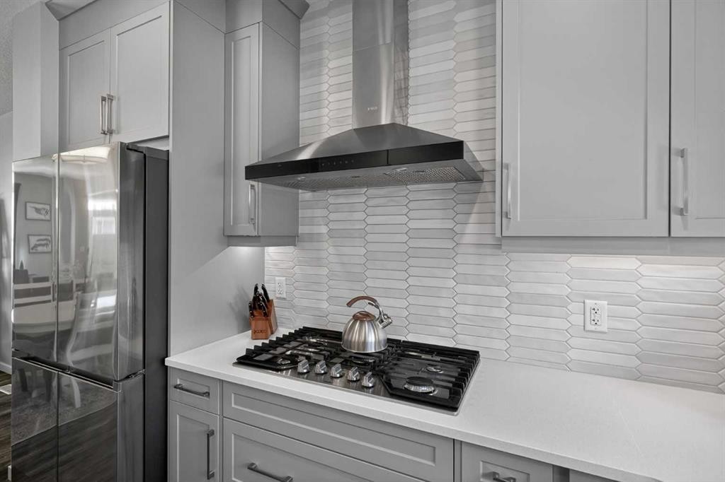 31 Lucas Boulevard Nw, Calgary, AB - Indoor Photo Showing Kitchen With Upgraded Kitchen