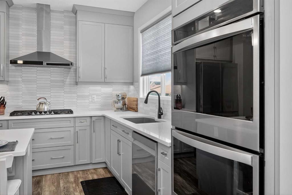 31 Lucas Boulevard Nw, Calgary, AB - Indoor Photo Showing Kitchen With Upgraded Kitchen