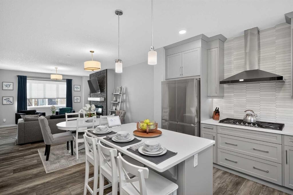 31 Lucas Boulevard Nw, Calgary, AB - Indoor Photo Showing Dining Room