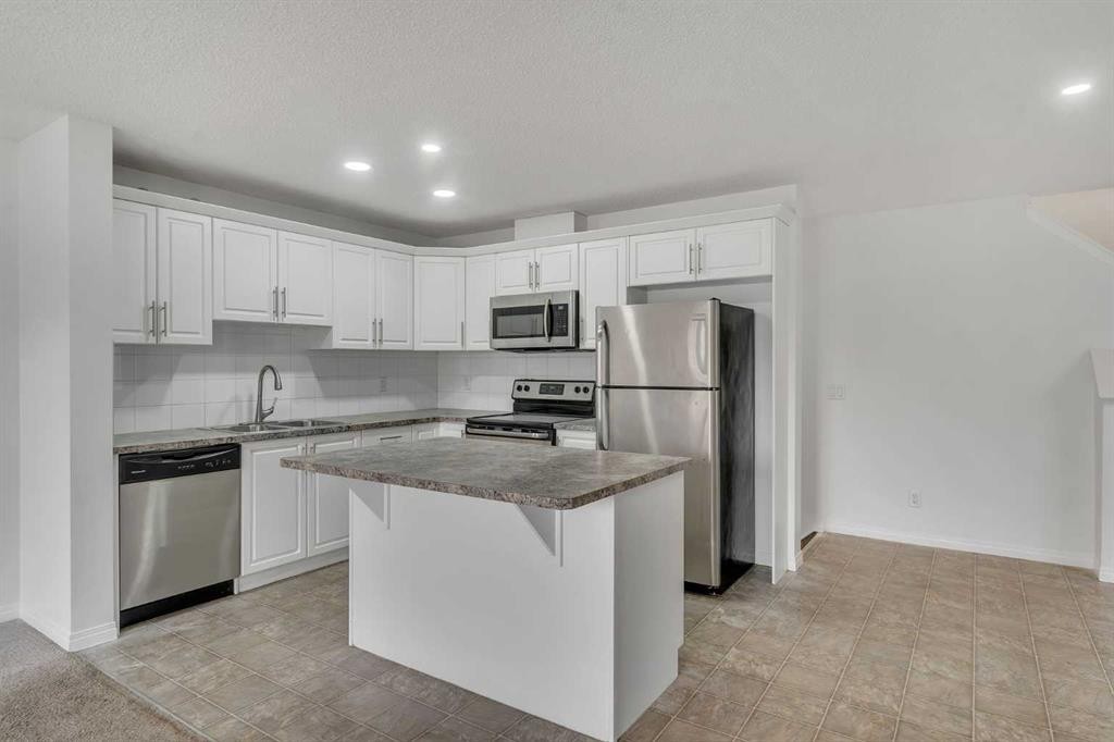 88 Cityscape Row Ne, Calgary, AB - Indoor Photo Showing Kitchen With Double Sink With Upgraded Kitchen