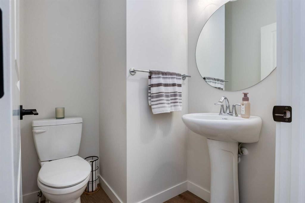 77 Walgrove Gardens Se, Calgary, AB - Indoor Photo Showing Bathroom