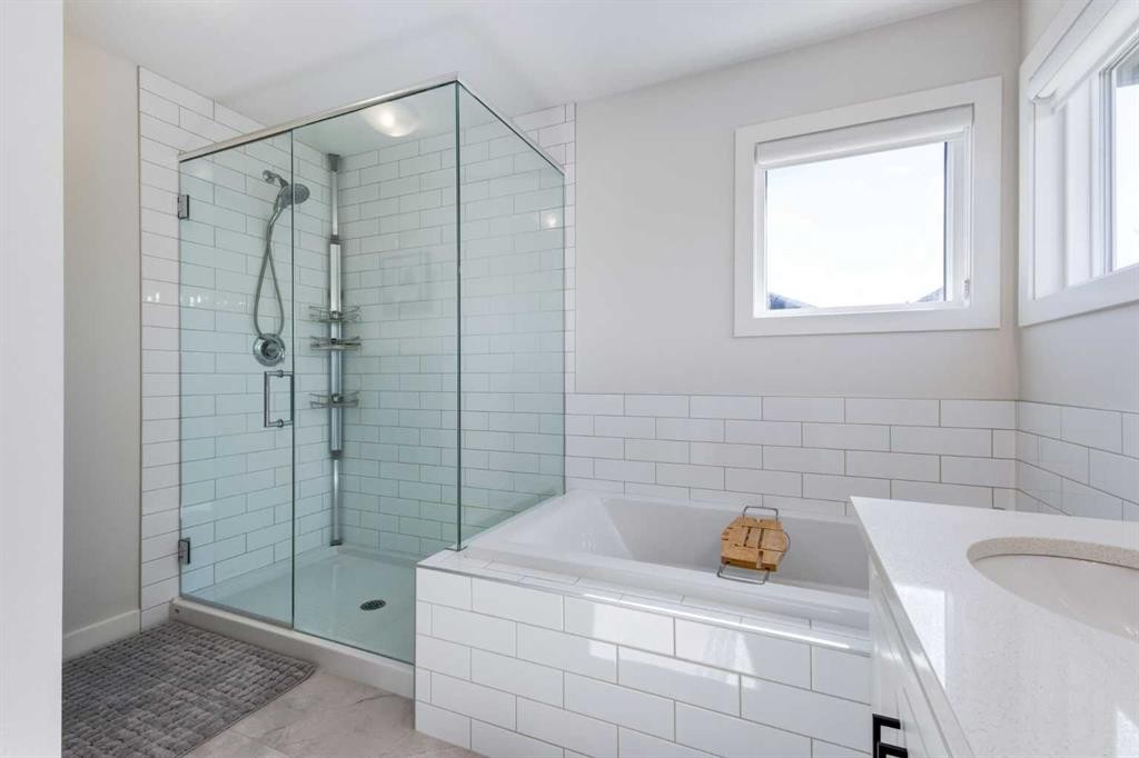 77 Walgrove Gardens Se, Calgary, AB - Indoor Photo Showing Bathroom