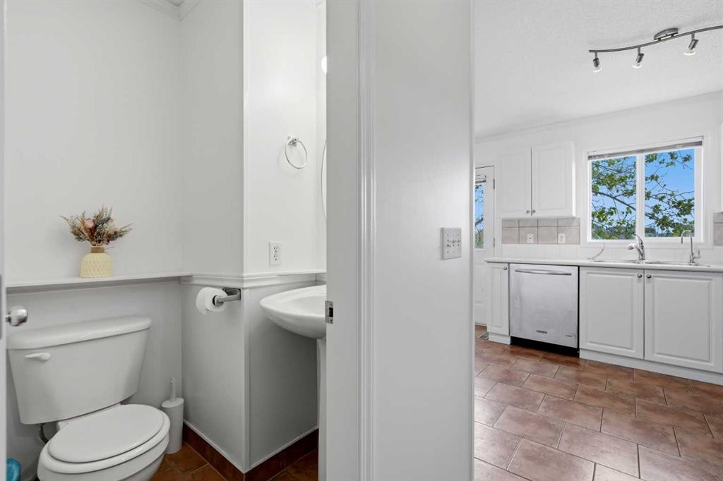 249 Citadel Point Nw, Calgary, AB - Indoor Photo Showing Bathroom