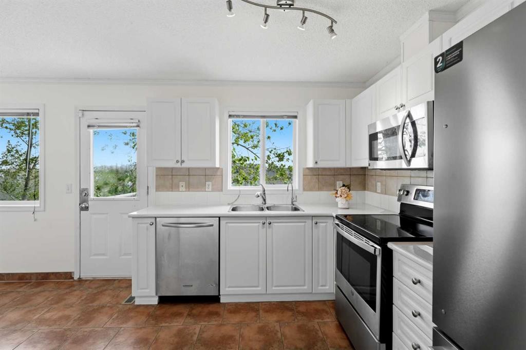 249 Citadel Point Nw, Calgary, AB - Indoor Photo Showing Kitchen With Double Sink