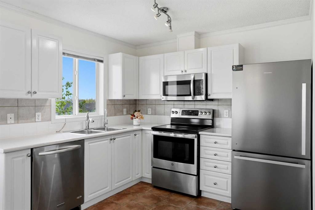 249 Citadel Point Nw, Calgary, AB - Indoor Photo Showing Kitchen With Stainless Steel Kitchen With Double Sink