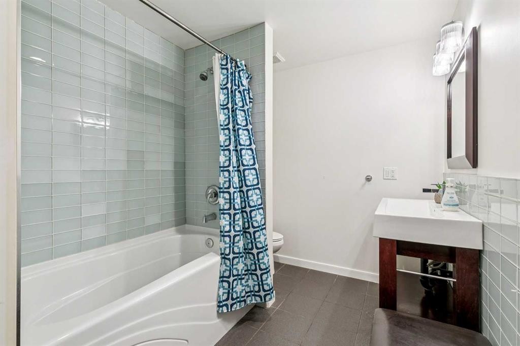 55 Wentworth Manor Sw, Calgary, AB - Indoor Photo Showing Bathroom
