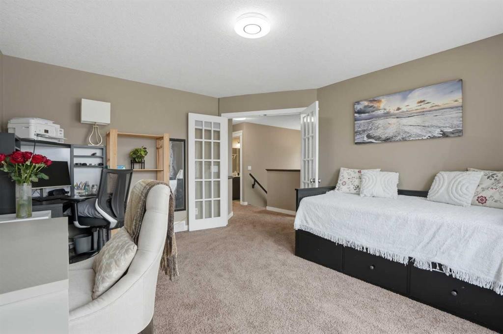 44 Westridge Crescent, Okotoks, AB - Indoor Photo Showing Bedroom