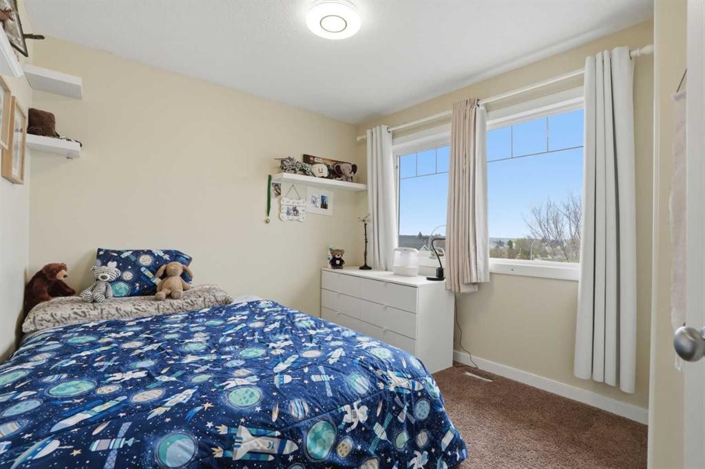 44 Westridge Crescent, Okotoks, AB - Indoor Photo Showing Bedroom