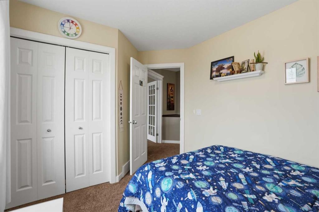 44 Westridge Crescent, Okotoks, AB - Indoor Photo Showing Bedroom