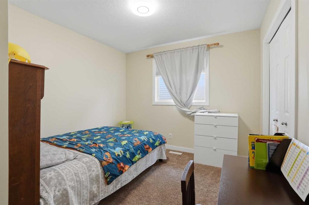 44 Westridge Crescent, Okotoks, AB - Indoor Photo Showing Bedroom