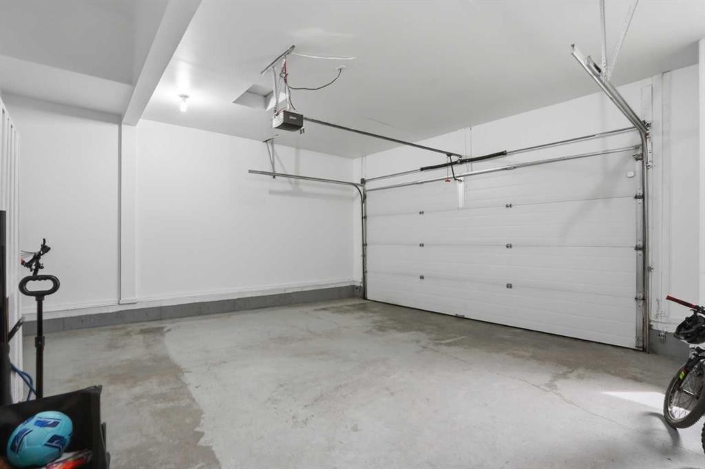 44 Westridge Crescent, Okotoks, AB - Indoor Photo Showing Garage