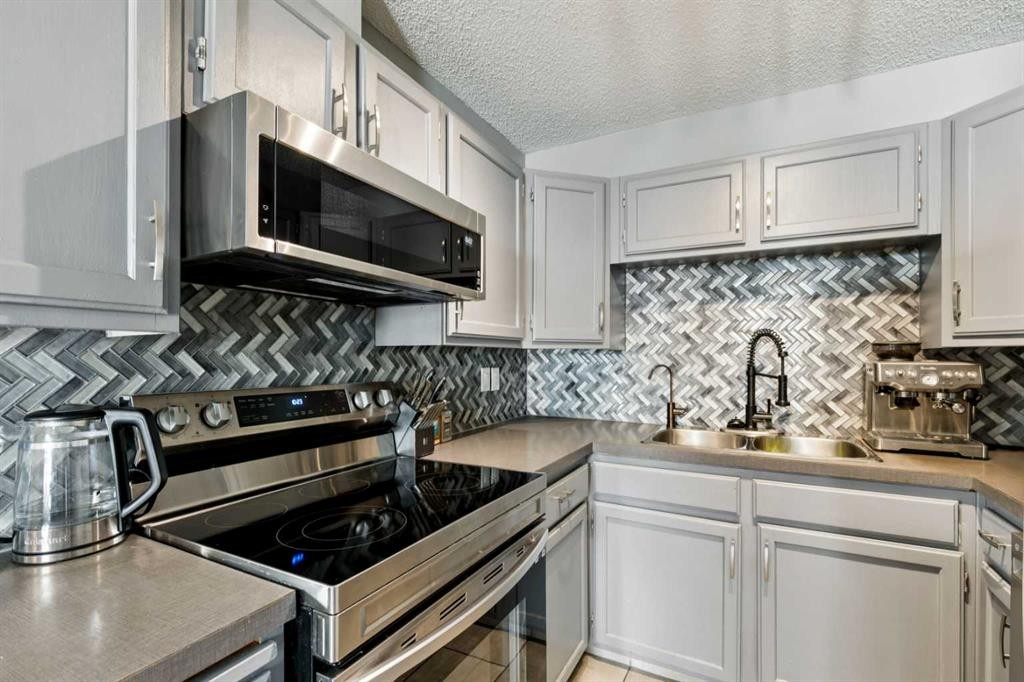 68 Templegreen Bay Ne, Calgary, AB - Indoor Photo Showing Kitchen With Double Sink