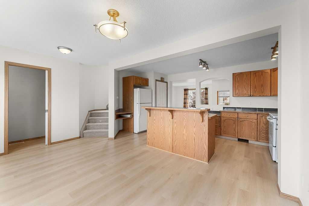 108 Everstone Rise Sw, Calgary, AB - Indoor Photo Showing Kitchen