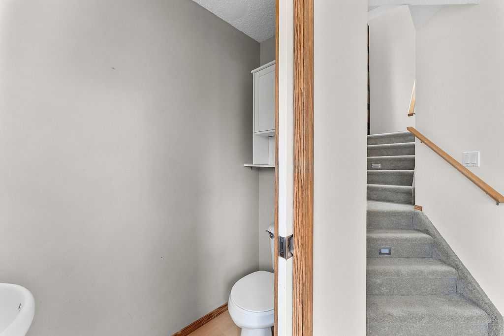 108 Everstone Rise Sw, Calgary, AB - Indoor Photo Showing Bathroom