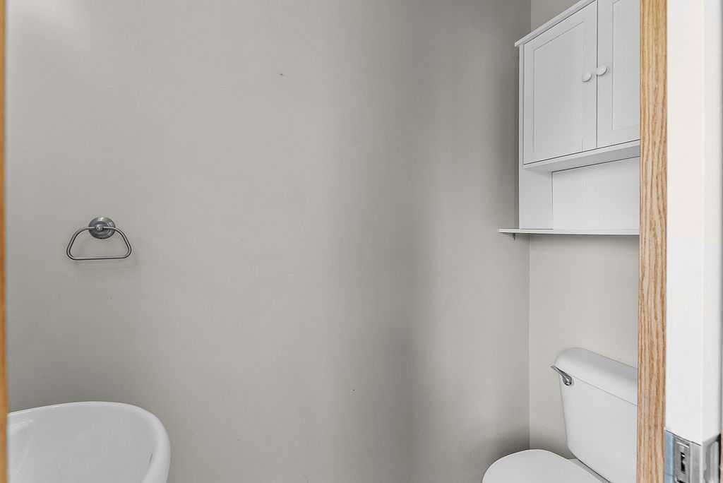 108 Everstone Rise Sw, Calgary, AB - Indoor Photo Showing Bathroom