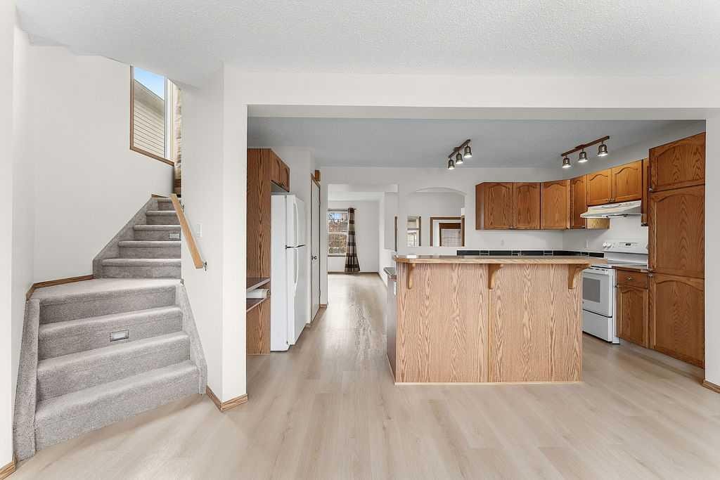 108 Everstone Rise Sw, Calgary, AB - Indoor Photo Showing Kitchen