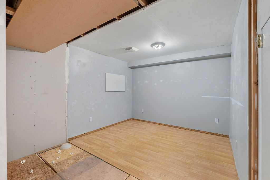 108 Everstone Rise Sw, Calgary, AB - Indoor Photo Showing Other Room