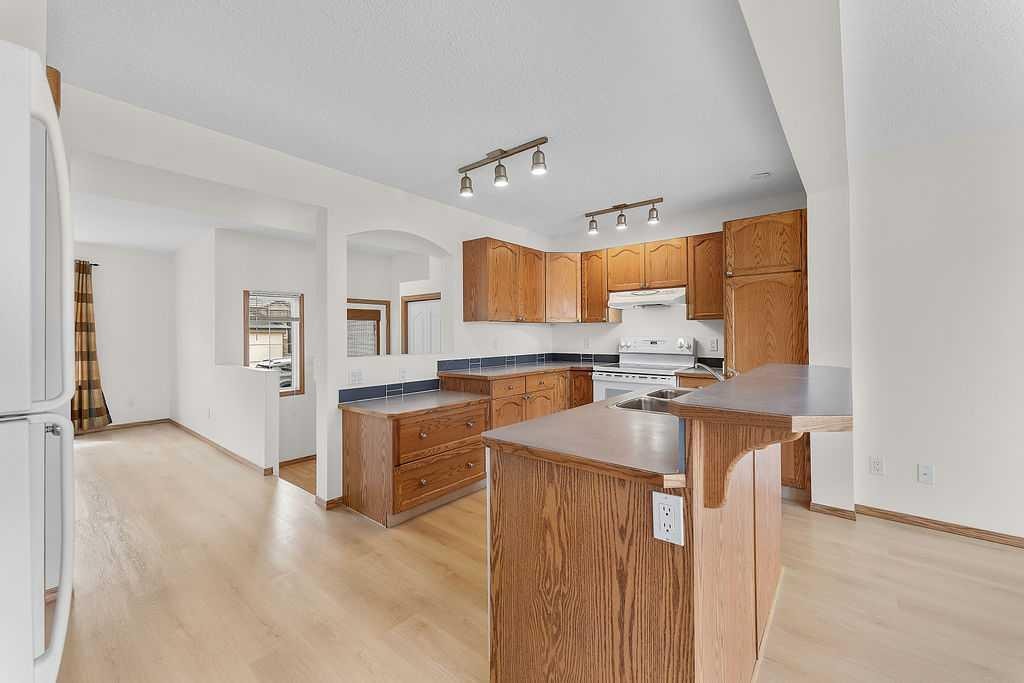 108 Everstone Rise Sw, Calgary, AB - Indoor Photo Showing Kitchen