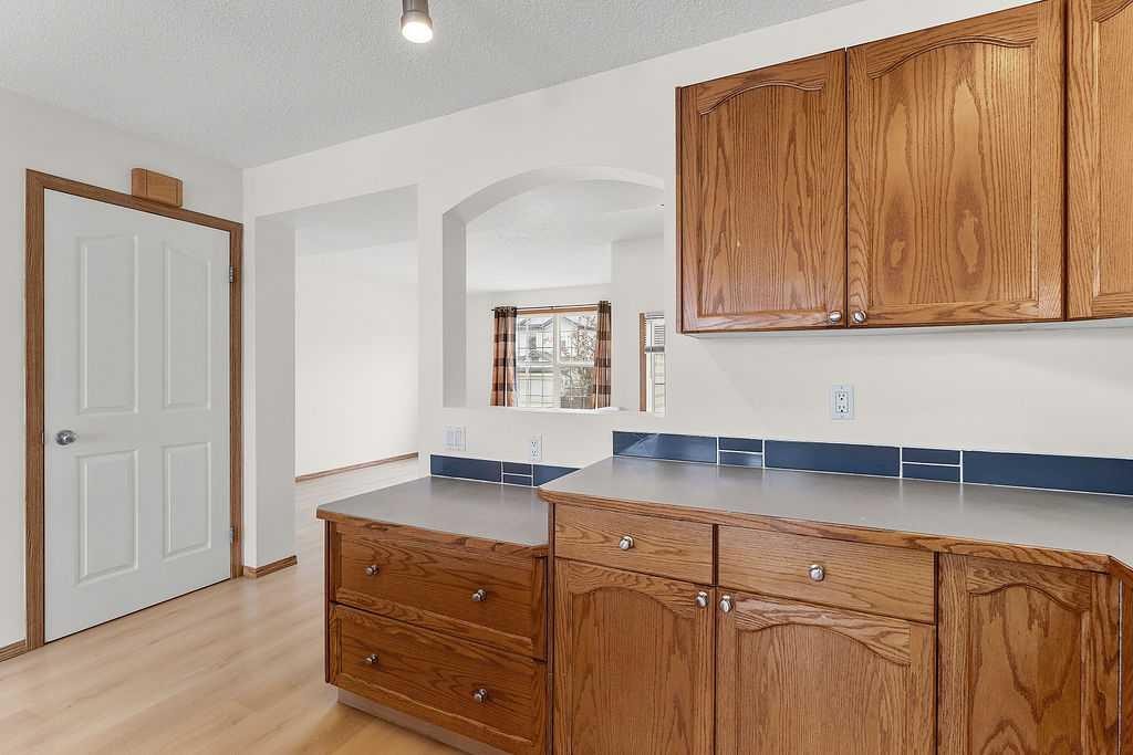 108 Everstone Rise Sw, Calgary, AB - Indoor Photo Showing Kitchen