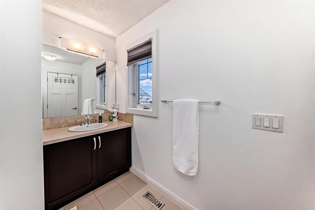 89 Evansdale Landing Nw, Calgary, AB - Indoor Photo Showing Bathroom