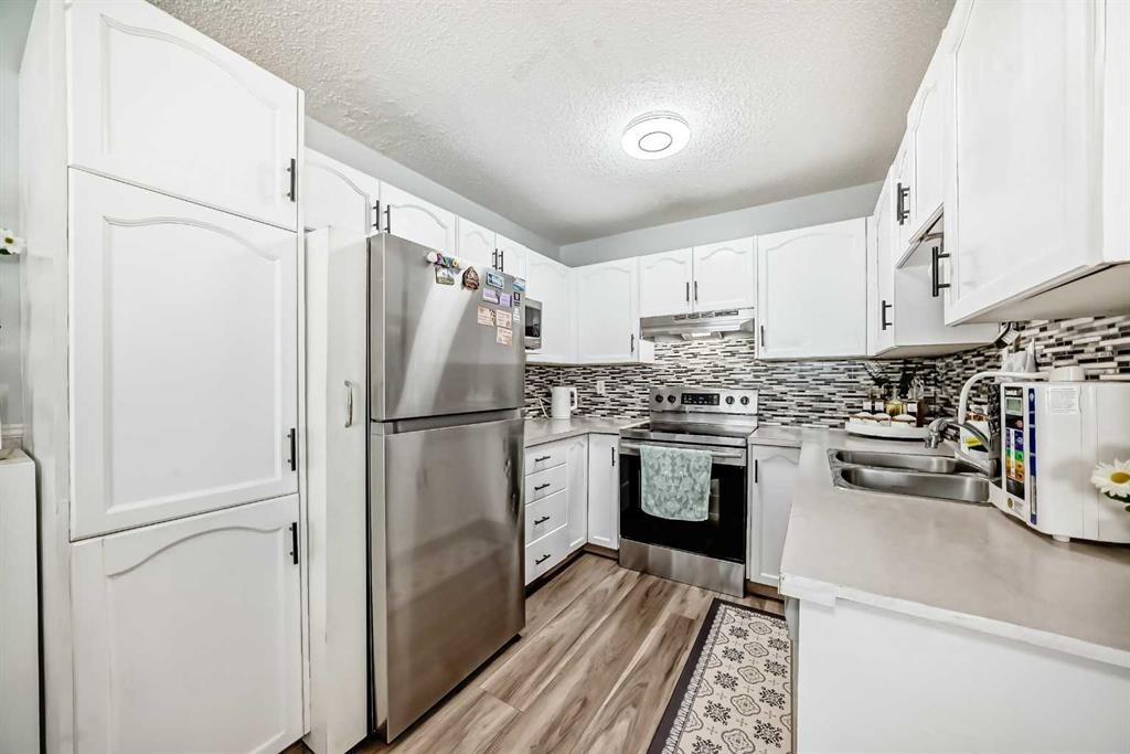 57 Mt Aberdeen Manor Se, Calgary, AB - Indoor Photo Showing Kitchen With Double Sink With Upgraded Kitchen