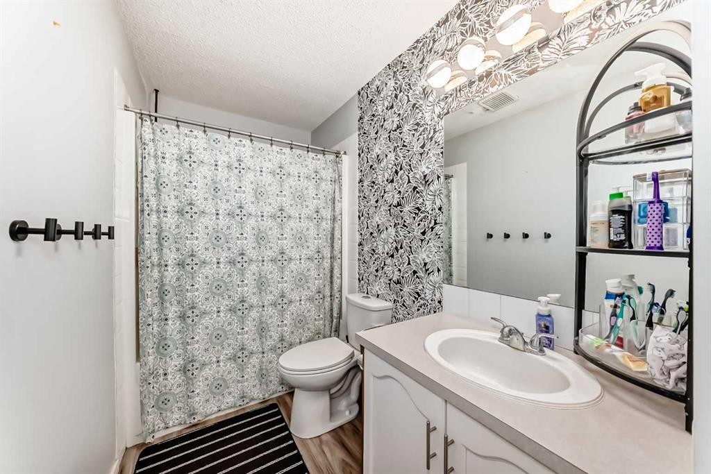 57 Mt Aberdeen Manor Se, Calgary, AB - Indoor Photo Showing Bathroom