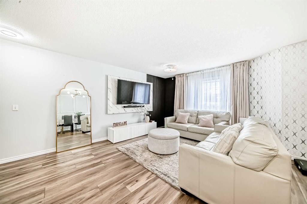 57 Mt Aberdeen Manor Se, Calgary, AB - Indoor Photo Showing Living Room