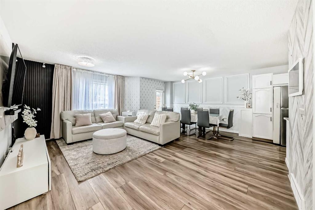 57 Mt Aberdeen Manor Se, Calgary, AB - Indoor Photo Showing Living Room