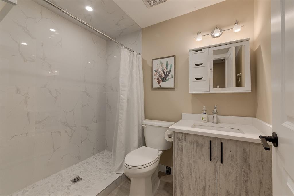 62 Panamount View Nw, Calgary, AB - Indoor Photo Showing Bathroom