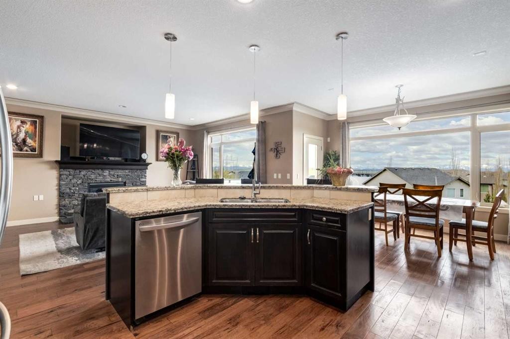 7 Sunset Way, Cochrane, AB - Indoor Photo Showing Kitchen With Upgraded Kitchen