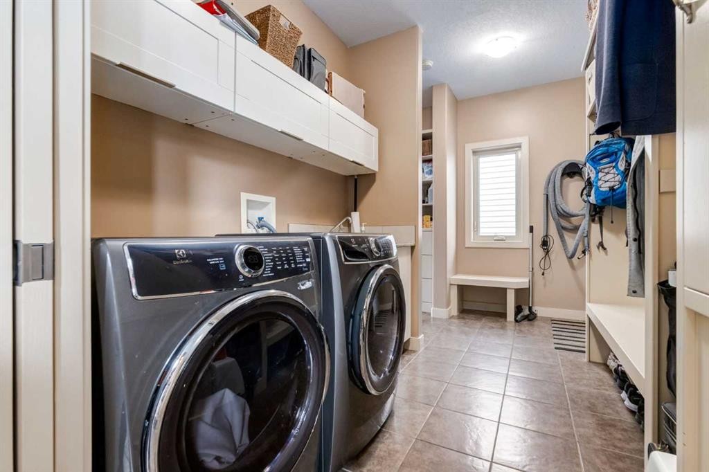 7 Sunset Way, Cochrane, AB - Indoor Photo Showing Laundry Room