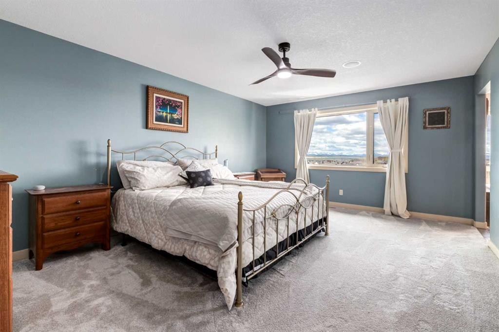 7 Sunset Way, Cochrane, AB - Indoor Photo Showing Bedroom