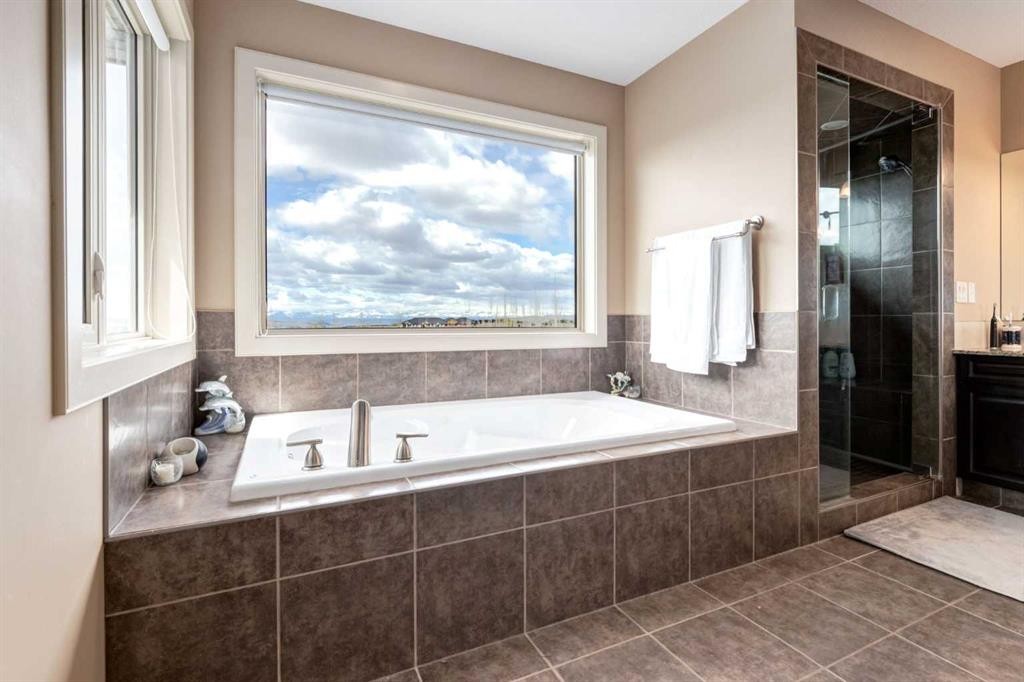 7 Sunset Way, Cochrane, AB - Indoor Photo Showing Bathroom