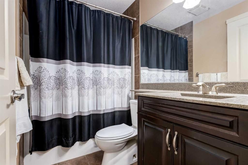 7 Sunset Way, Cochrane, AB - Indoor Photo Showing Bathroom