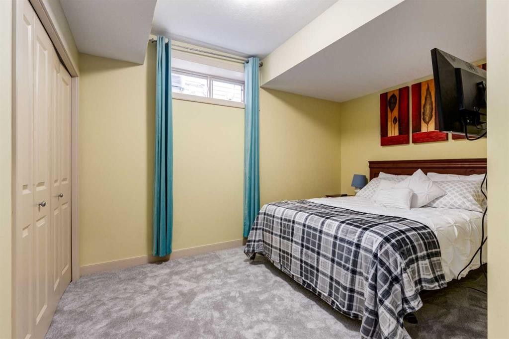 7 Sunset Way, Cochrane, AB - Indoor Photo Showing Bedroom