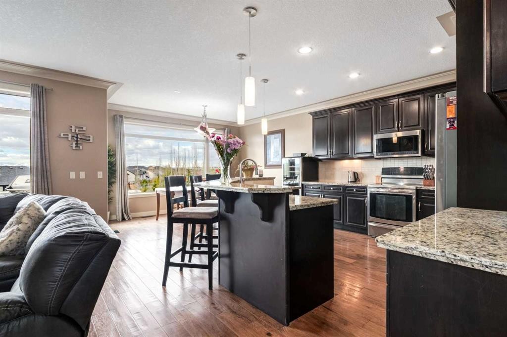 7 Sunset Way, Cochrane, AB - Indoor Photo Showing Kitchen With Upgraded Kitchen