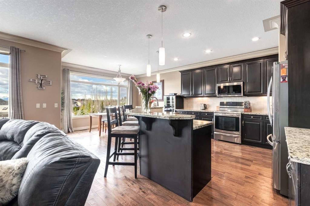 7 Sunset Way, Cochrane, AB - Indoor Photo Showing Kitchen With Stainless Steel Kitchen With Upgraded Kitchen