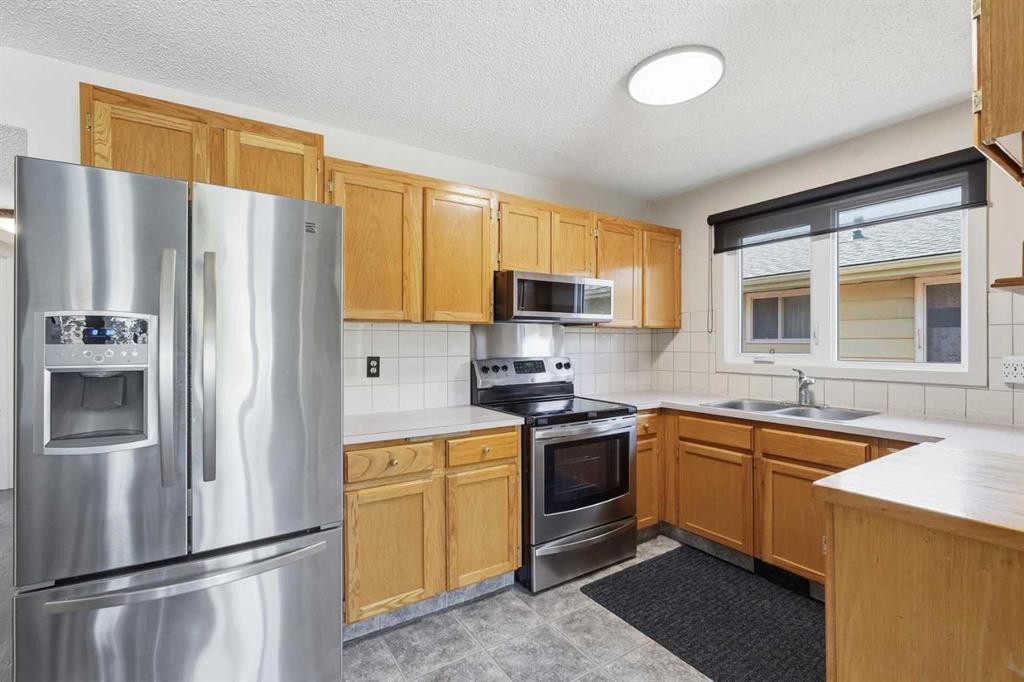 1420 Marlyn Way Ne, Calgary, AB - Indoor Photo Showing Kitchen With Double Sink