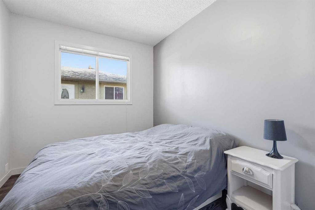 1420 Marlyn Way Ne, Calgary, AB - Indoor Photo Showing Bedroom