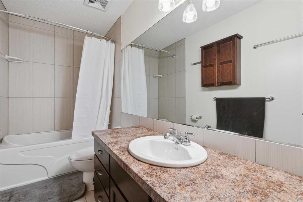 1420 Marlyn Way Ne, Calgary, AB - Indoor Photo Showing Bathroom