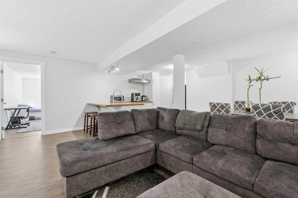 1420 Marlyn Way Ne, Calgary, AB - Indoor Photo Showing Living Room