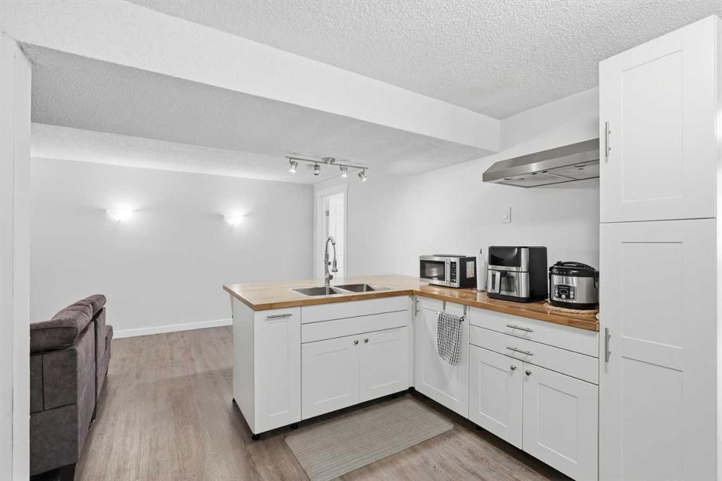 1420 Marlyn Way Ne, Calgary, AB - Indoor Photo Showing Kitchen With Double Sink