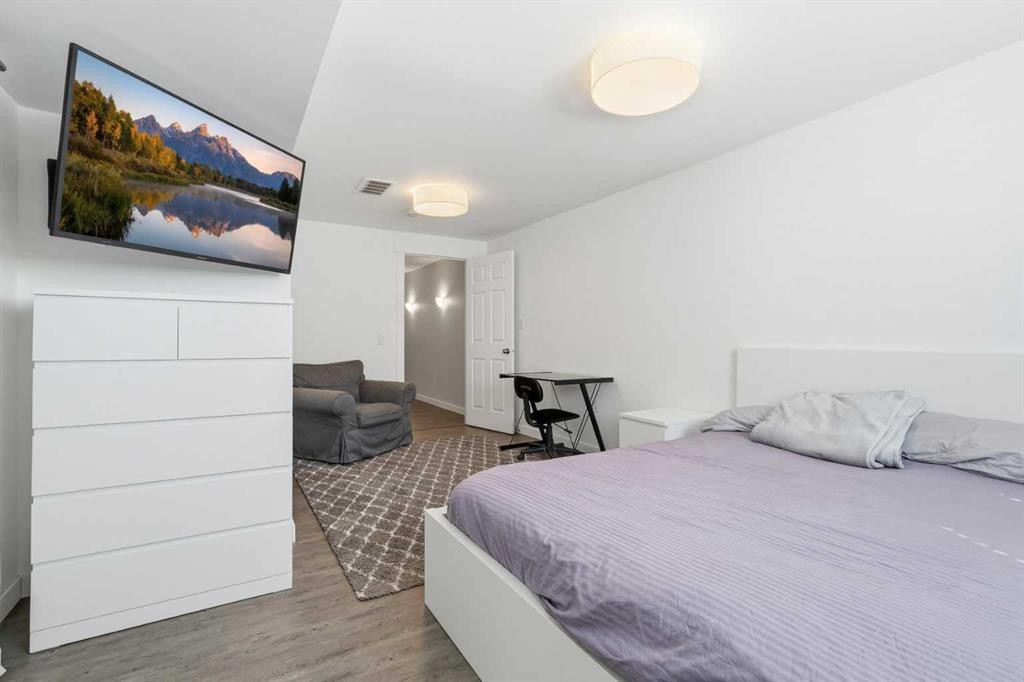 1420 Marlyn Way Ne, Calgary, AB - Indoor Photo Showing Bedroom