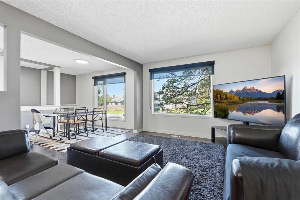 1420 Marlyn Way Ne, Calgary, AB - Indoor Photo Showing Living Room